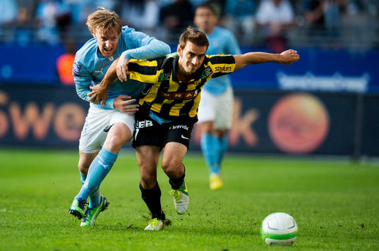 Malmö FFs Emil Forsberg kämpar med Häckens Björn Anklev