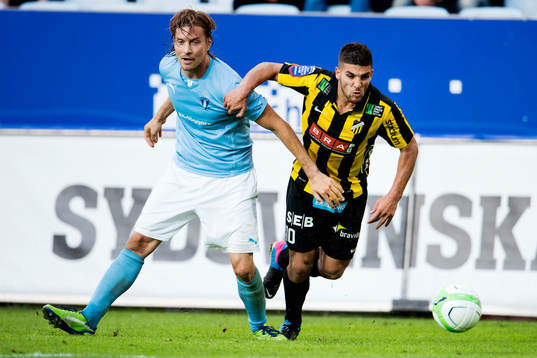 Malmö FFs Markus Halsti blir tunnlad av Häckens Moestafa