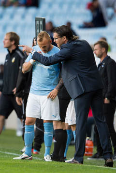 Malmö FFs Magnus Eriksson får instruktioner av Malmö FFs