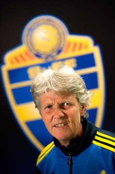 Sveriges förbundskapten Pia Sundhage blir intervjuad