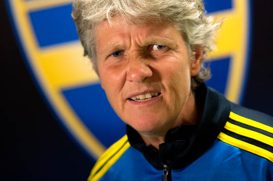 Sveriges förbundskapten Pia Sundhage blir intervjuad