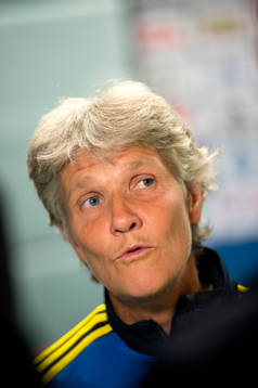 Sveriges förbundskapten Pia Sundhage blir intervjuad