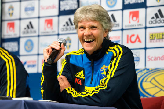 Sveriges förbundskapten Pia Sundhage skrattar och ler