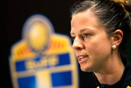 Sveriges Lotta Schelin blir intervjuad