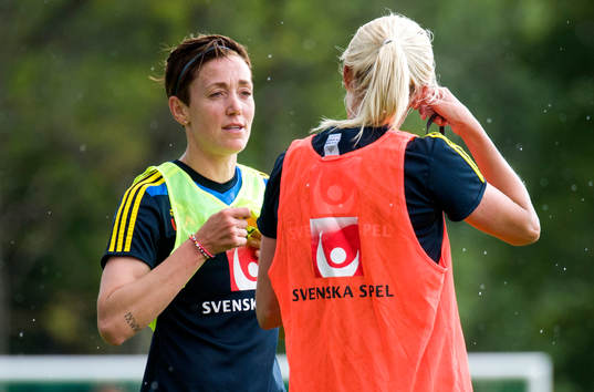 Sveriges Therese Sjögran står och pratar med Josefine