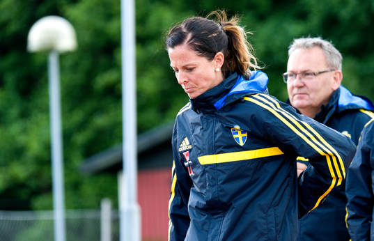 Sveriges Lotta Schelin tar sig om ryggen