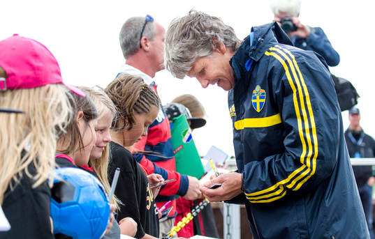 Sveriges förbundskapten Pia Sundhage skriver autografer