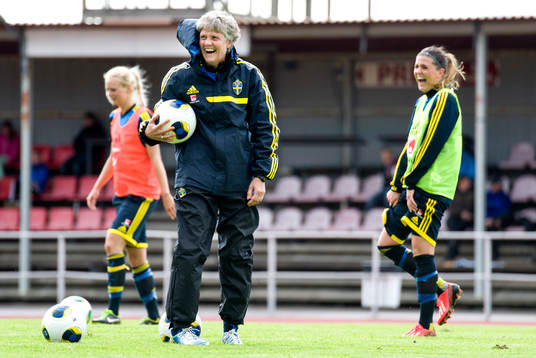 Sveriges förbundskapten Pia Sundhage och Olivia Schough