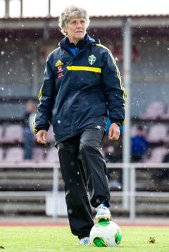 Sveriges förbundskapten Pia Sundhage följer träningen i