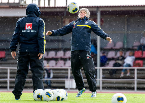 Sveriges förbundskapten Pia Sundhage tar emot bollen på