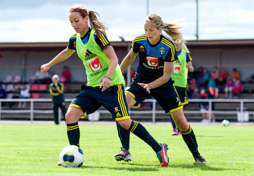 Kamp om bollen mellan Sveriges Kosovare Asllani och Emmelie