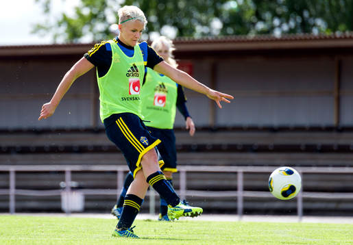 Sveriges Nilla Fischer skjuter mot mål