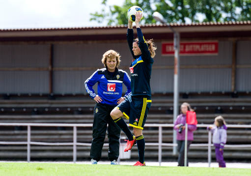 Sveriges Lotta Schelin (h) tränar med sjukgymnast Annica