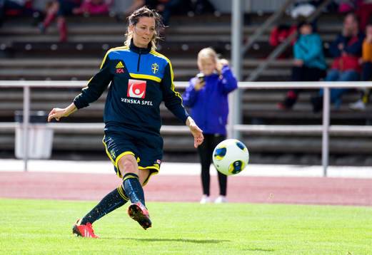 Sveriges Lotta Schelin skjuter mot mål