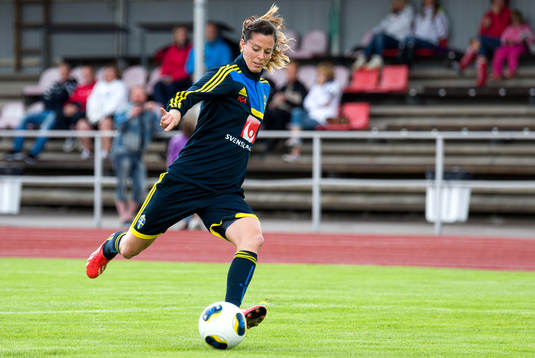 Sveriges Lotta Schelin laddar för skott