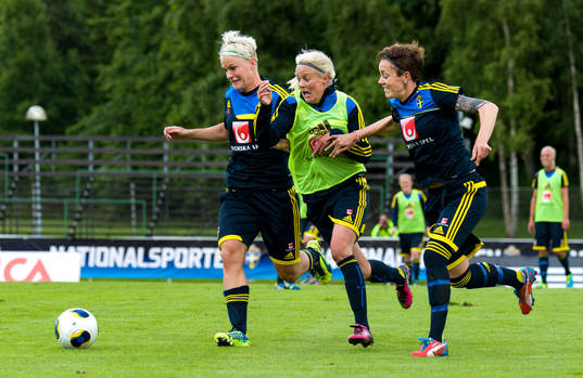 Närkamp mellan Sveriges Nilla Fischer, Josefine Öqvist