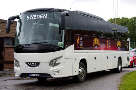 Sveriges spelarbuss står utanför arenan