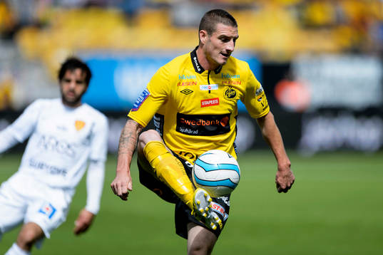 Elfsborgs James Keene tar ner bollen i matchen mellan