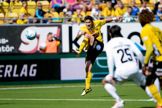 Elfsborgs Stefan Ishizaki laddar skott i matchen mellan