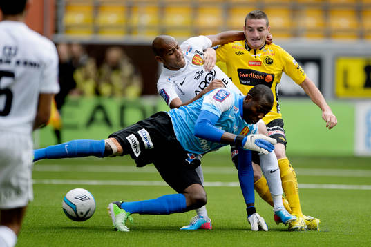 Elfsborgs James Keene gör 2-0 hårt uppvaktad av