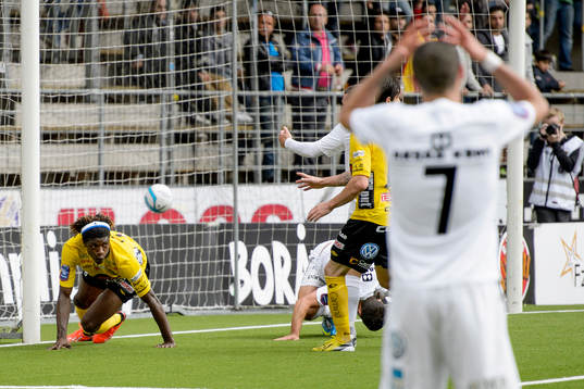 Elfsborgs Mohamed Bangura gör 1-0 i matchen mellan