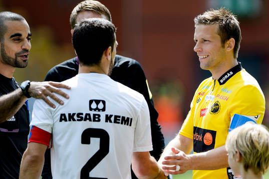 Elfsborgs Anders Svensson hÅ†lsar pÅí Syrianskas