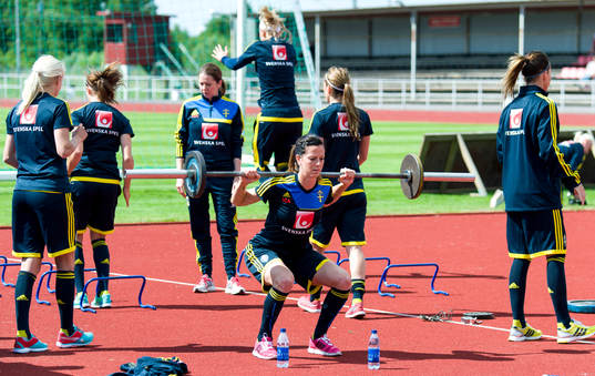 Sveriges Lotta Schelin fystränar med resten av laget