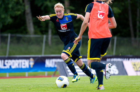 Sveriges Marie Hammarström sätter fart med bollen