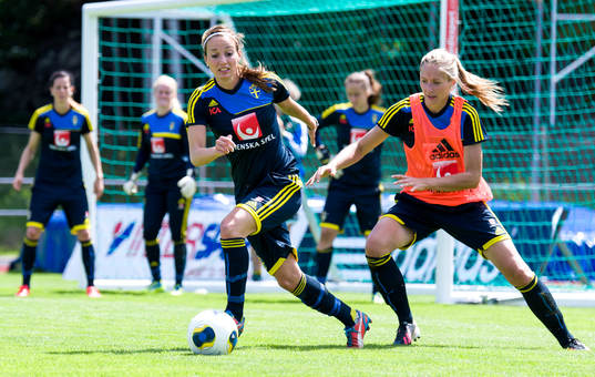 Sveriges Kosovare Asllani driver bollen bort från Emmelie
