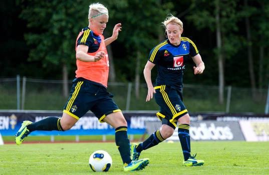 Sveriges Nilla Fischer driver bollen förbi Marie