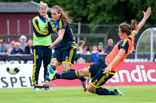 Sveriges Kosovare Asllani skjuter förbi täckande Lina