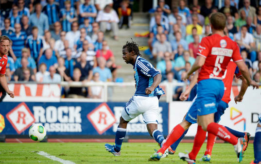 Amadou Jawo klackar in 1 - 0 i matchen mellan Djurgården