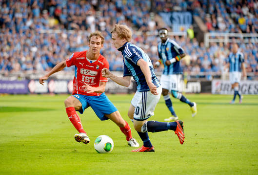 Johan Persson och Simon Tibbling i matchen mellan