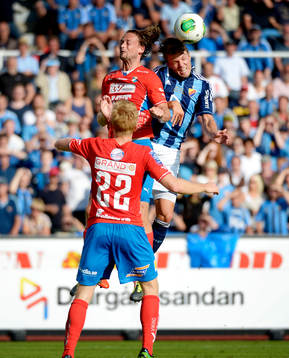 Östers Patrik Bojent och Djurgården Martin Broberg,  i