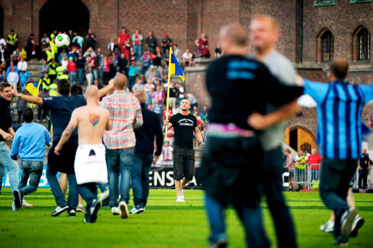 Supportrar rusar in på Stockholms stadion