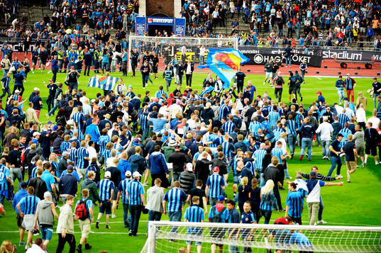 Supportrar rusar in på Stockholms stadion