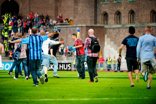 Supportrar rusar in på Stockholms stadion