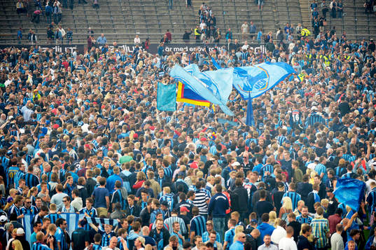 Supportrar rusar in på Stockholms stadion