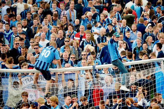 Supportrar rusar in på Stockholms stadion