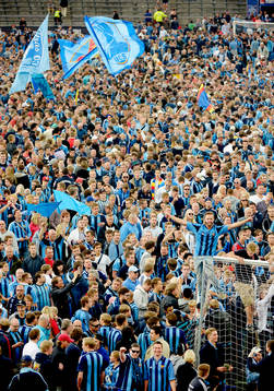 Supportrar rusar in på Stockholms stadion
