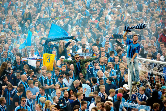 Supportrar rusar in på Stockholms stadion
