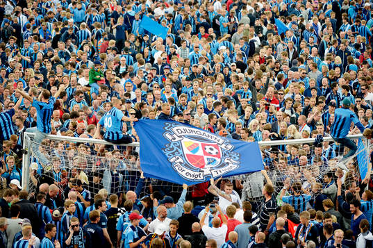 Supportrar rusar in på Stockholms stadion