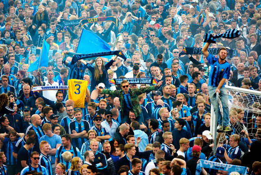 Supportrar rusar in på Stockholms stadion