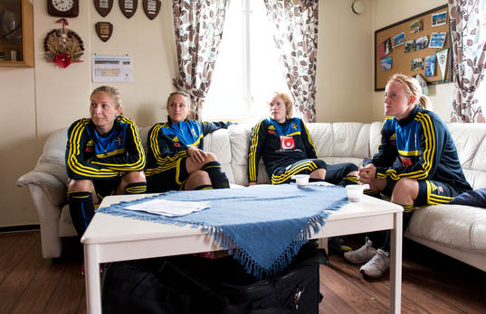 Sveriges Emmelie Konradsson, målvakt Sofia Lundgren,