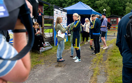 Sveriges Elin Magnusson blir intervjuad i