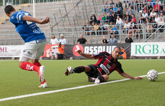 Bollen ut över sidlinjen, brytning, glidtackling