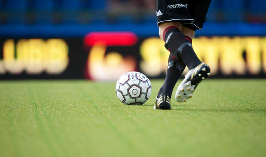 Fot, boll, fotbollsskor Adidas, bollkontroll, Svenska Spel