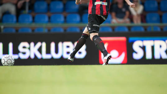 Fot, boll, fotbollsskor Adidas, bollkontroll, reklam