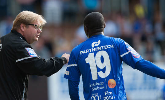 Peter Swärdh, tränare, Åtvidaberg delar ut instruktioner