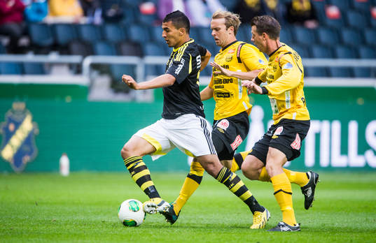 s Nabil Bahoui jagas av Mjällbys Daniel Nilsson och Craig